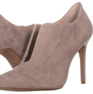 VINCE CAMUTO Metseya Split Vemp Heels Shoes Chateau True Suede, Sz 6.5